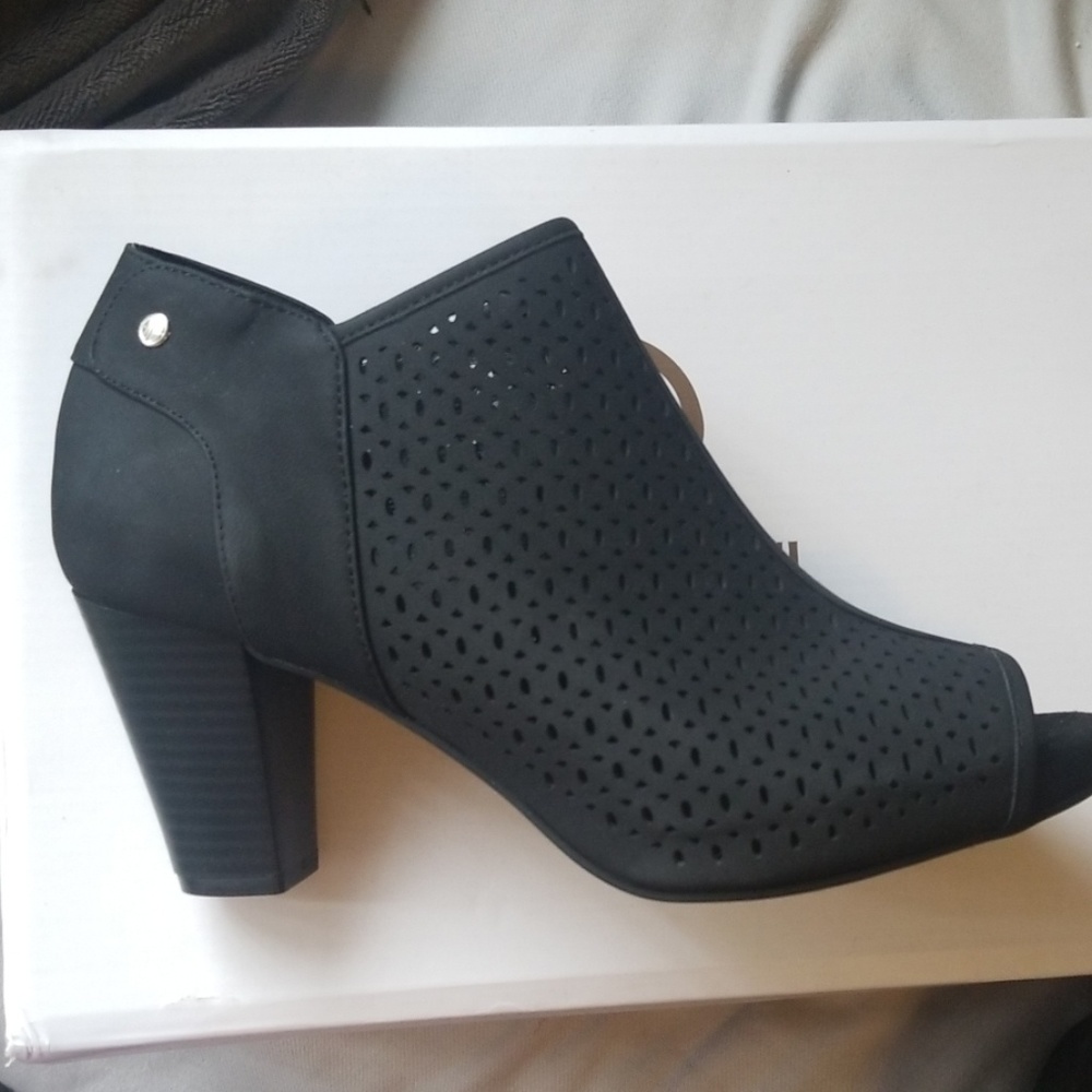 Shoes - Picture 2 of 4